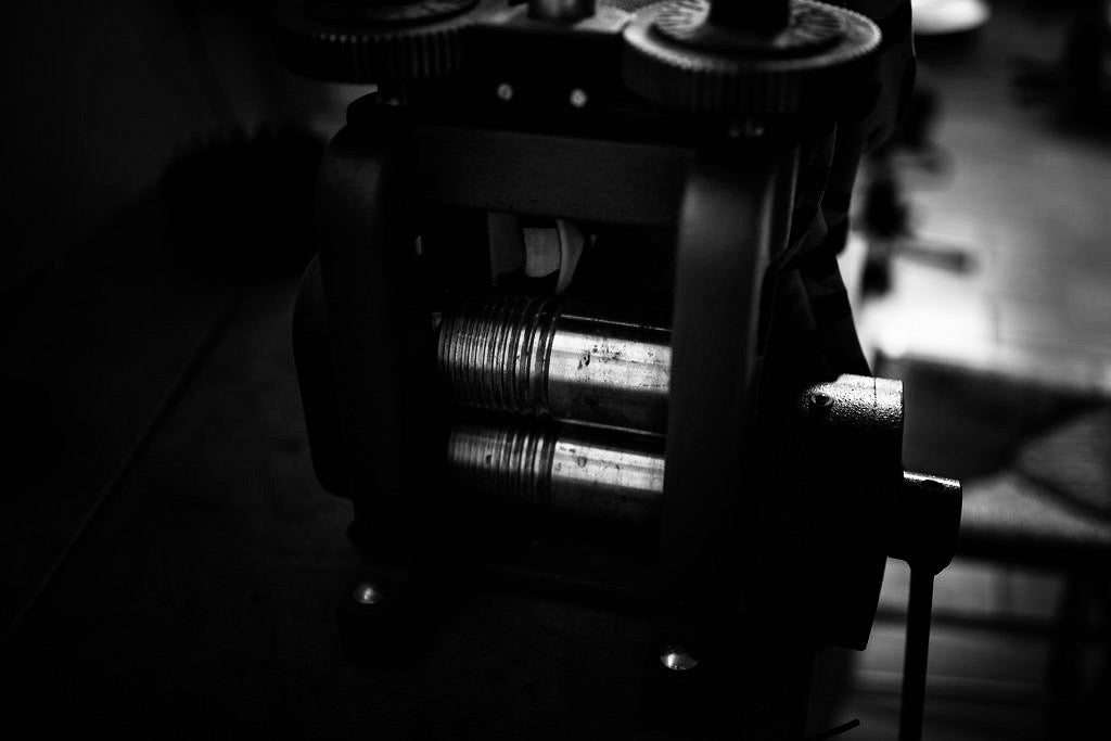 DÉMARCHE ARTISTIQUE ET SAVOIR-FAIRE Inspirée par les techniques de bijouterie antiques telles que la granulation, la fonte à cire perdue, la lamination, chaque pièce semble sortie d’une fouille archéologique.