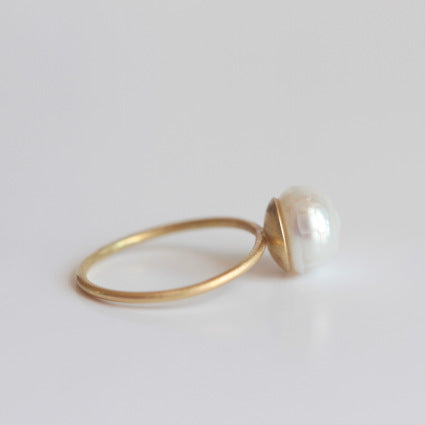 CALYPSO RING FACETED PEARL AND 18 CT GOLD