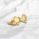 Boucles d’oreilles Mini Luna en or rose 18 carats, détail de granulation et vue de trois quarts.