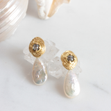 Boucles d'oreilles qui se compose d'or jaune 18 ct, diamants poivre et sel et perles d'eau formes gouttes de style baroque.