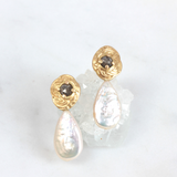 Boucles d'oreilles qui se compose d'or jaune 18 ct, diamants poivre et sel et perles d'eau formes gouttes de style baroque. 