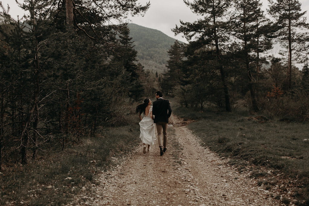 ALLIANCES FEMMES
Toutes nos alliances  Demi-jonc et Solidor peuvent être commandées dans différents alliages de métaux. Elles peuvent également être personnalisées avec les textures suivantes:  martelée (uniquement les demi-joncs), brossée ou polie.