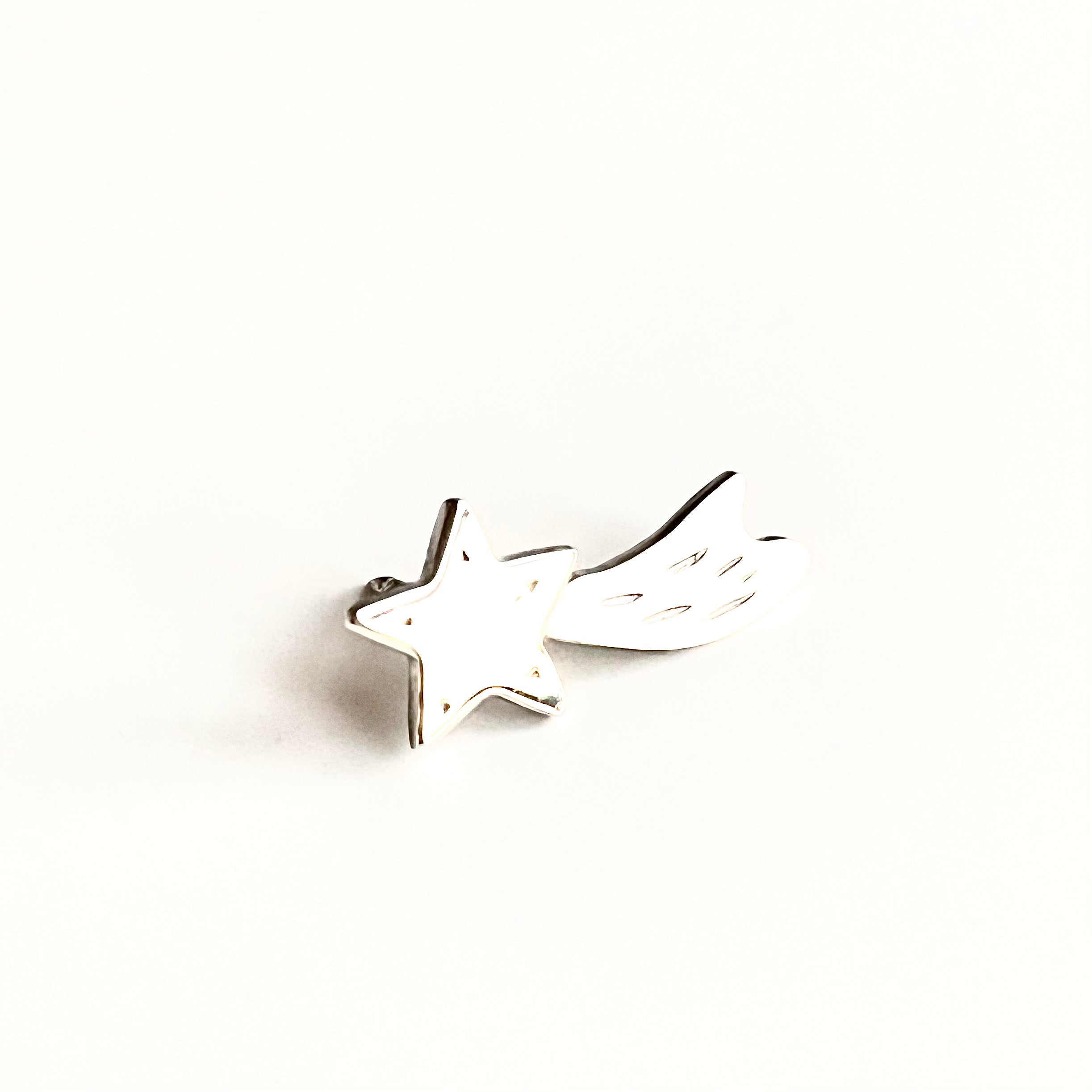 SMALL SHOOTING STAR PIN – ALICE MAGNIN ATELIER