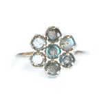 Bague Anouk en argent et 7 pierres fines, aux sertis géométriques et à l’esprit vintage revisité. Bague de créateur signée Alice Magnin Atelier.