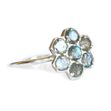 Vue de coté de la bague Anouk en argent aux sertis géométriques 
