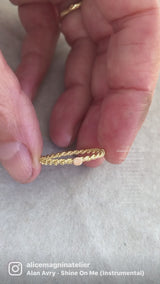 Bague fine composée d'un anneau torsadé en or 750. L'anneau est fabriqué à partir de fils d'or entremêlés. Un bijou délicat à la réminiscence vintage et raffiné. Parfait porter en accumulation à d'autres bagues.