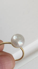 La ravissante et nouvelle bague Calypso ne manque pas d'originalité avec sa perle blanche naturelle et facetée! Montée sur une anneau d'or 18 ct rond très fin, c'est un ouvrage délicat, confortable et léger, à mélanger ou à porter seule. 