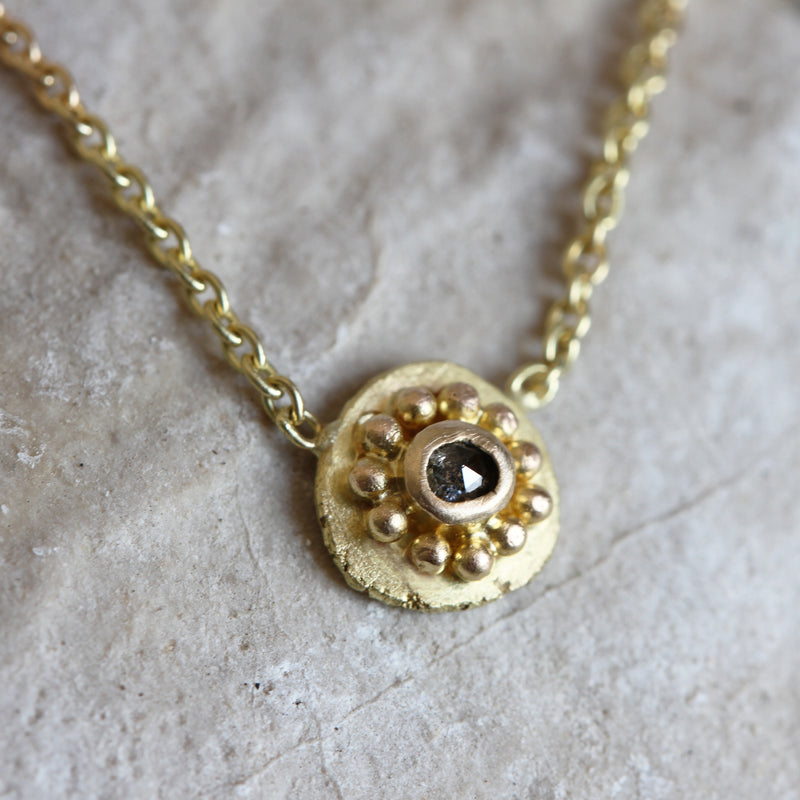 18 CT GOLD MINI DUNE NECKLACE AND GRANULATION DETAILS