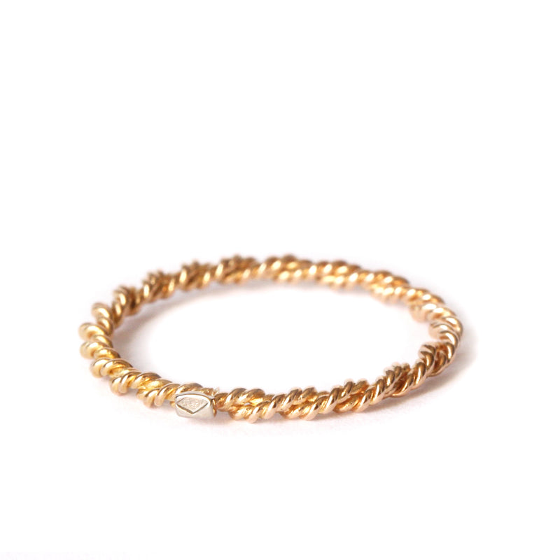 Bague fine composée d'un anneau torsadé en or 750.
