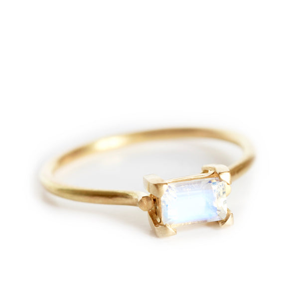 MARLOW MOONSTONE AND 18 CT GOLD RING